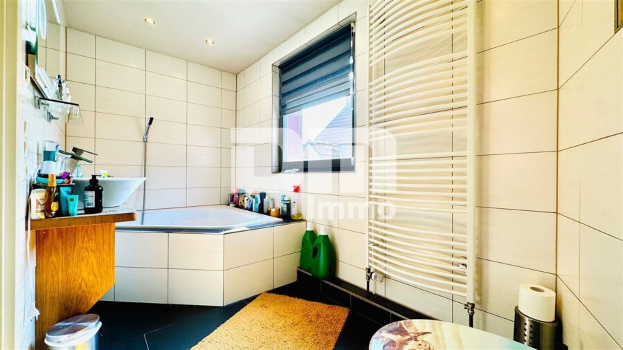 Schönes Wohnhaus mit Doppelgarage, Terrasse und Nebengelass in Traumlage - OG / DG Badezimmer Wanne / Dusche / Hantuchwärmer